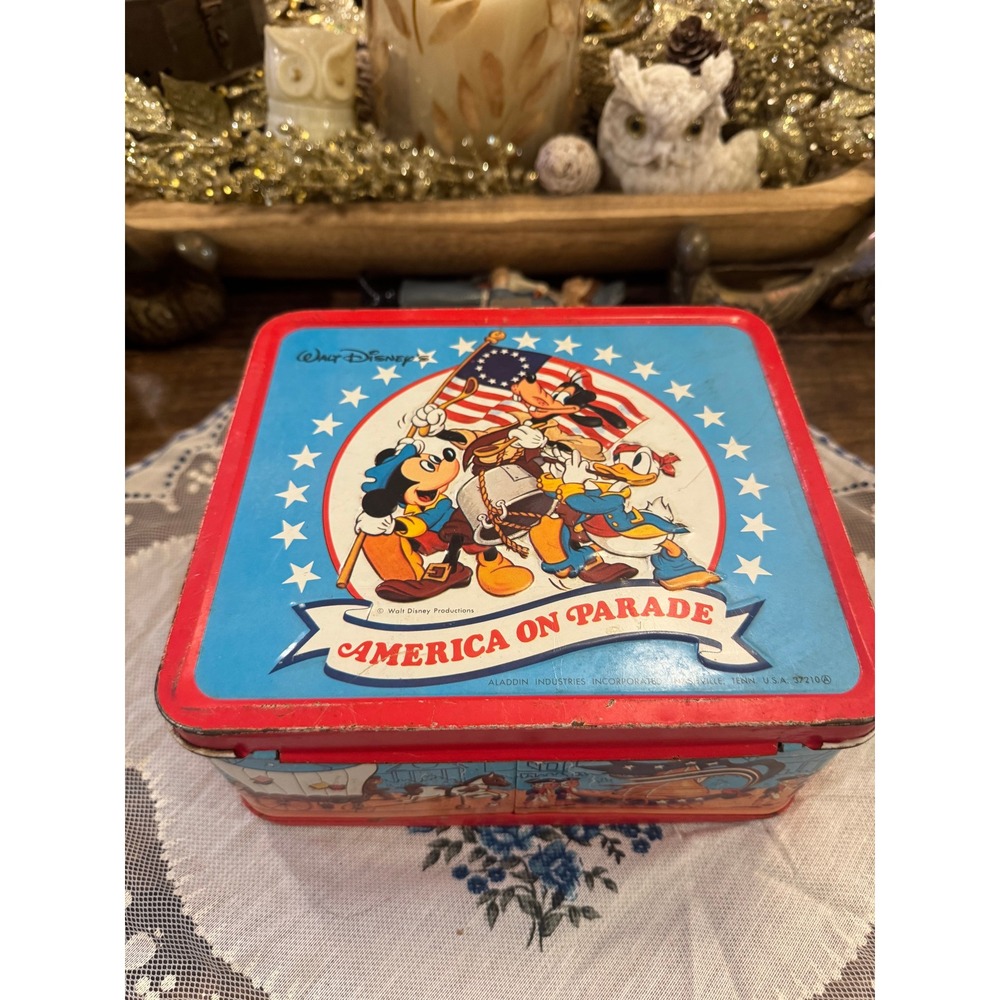 Vintage 1975 Disney America on Parade Metal Lunch Box Aladdin